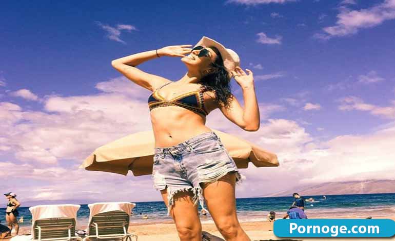 Nude Pretty Rising Erotic Industry Star with a Deep Love